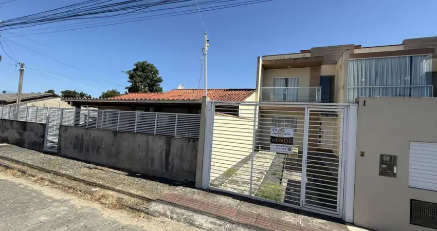 OPORTUNIDADE. Sobrado geminado com 02 suítes, na Praia de Gravatá, Navegantes. Adriano Carpes Imóveis vende.