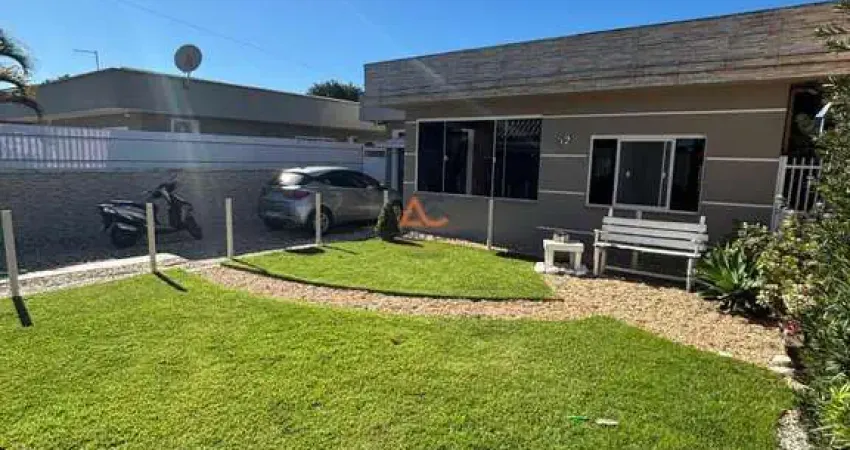 Adriano carpes imóveis vende, uma linda casa em alvenaria mais edícula , com 2 dormitórios sendo 1 suíte, no centro de penha, com uma ótima localização.