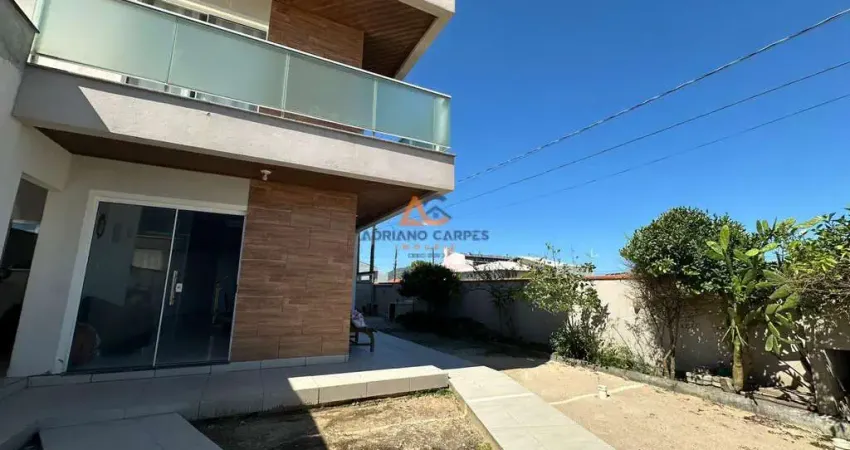 Sobrado de 4 dormitórios, sendo 1 suíte a 50m do mar no bairro meia praia, em navegantes - adriano carpes imóveis vende