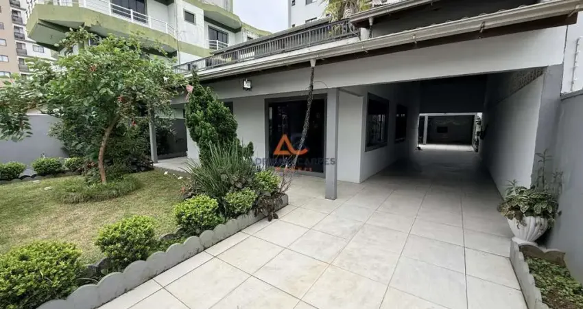 Casa com 305m² de área construída a apenas 170 metros do mar, mobiliada, 4 quartos (1 suíte) e 4 vagas no centro de navegantes no litoral norte, adriano carpes imóveis vende!