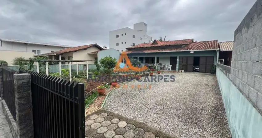 Casa com amplo terreno com3 dormitórios, sendo 1 suíte, na praia do gravatá em navegantes adriano carpes imóveis vende