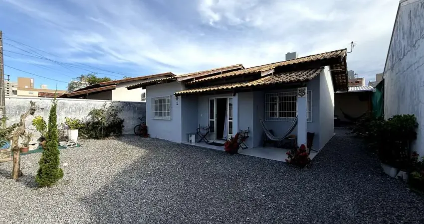 Casa de 4 quartos com 135m² de área construída, terreno com 281m² | Gravatá – Navegantes/SC | Adriano Carpes Imóveis vende!