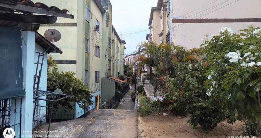 Apartamento no Cabula  portaria 24 horas 2 Vagas de garagem , 2° Andar, Escada.