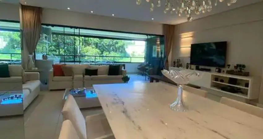 Apartamento  auto padrão com 3 quartos, reformado ,mobiliado com 3 vagas de garagem em patamares .