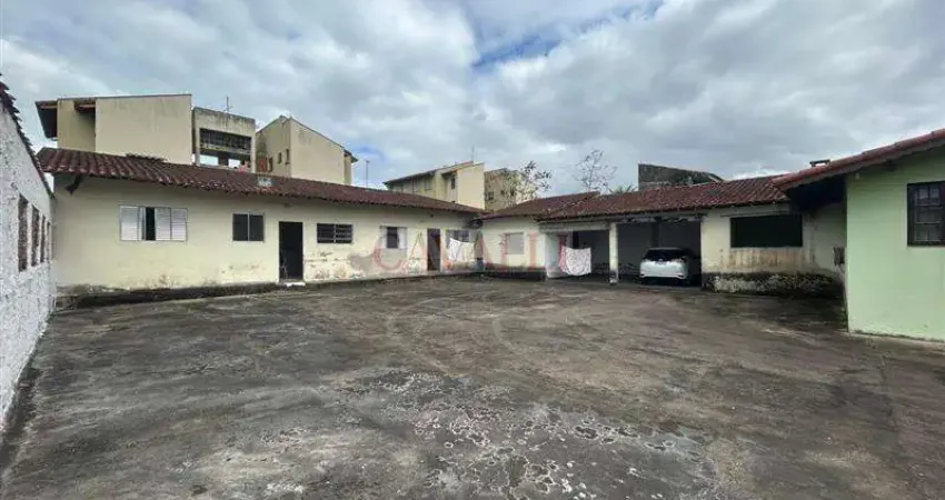 Casa de praia com 02 dormitórios e quintal enorme com 05 vagas de garagem.