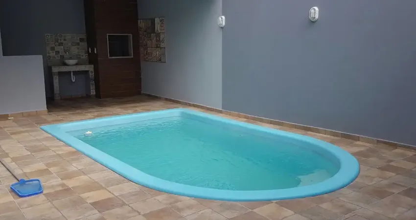 Casa 3 dormitórios, com piscina, em canasvieiras, distante 280 metros da praia
