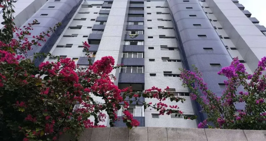 Apartamento Duplex de Cobertura, com 4 quartos, uma suíte, três varandas amplas