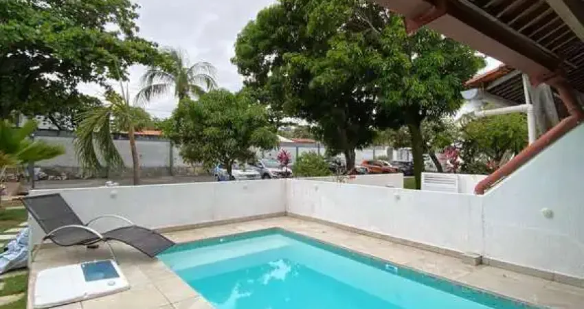 Vendo Linda Casa  completamente reformada por arquiteto renomado com piscina privativa, 3/4, 2 suítes, garagem coberta em Condomínio fechado - Stella Maris - Salvador/BA.