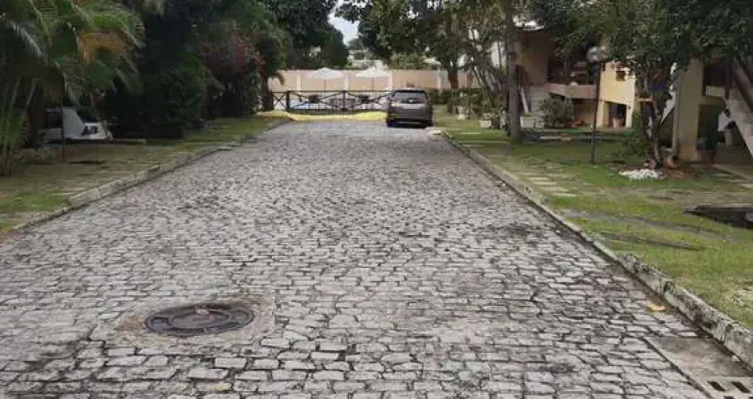 Vendo em Oportunidade Casa com 3 pavimentos com 198m2, 3/4 reversível para 4/4, garagem coberta, espaço gourmet em condomínio super bem localizada em Stella Maris  com clube piscina  - Salvador/BA.