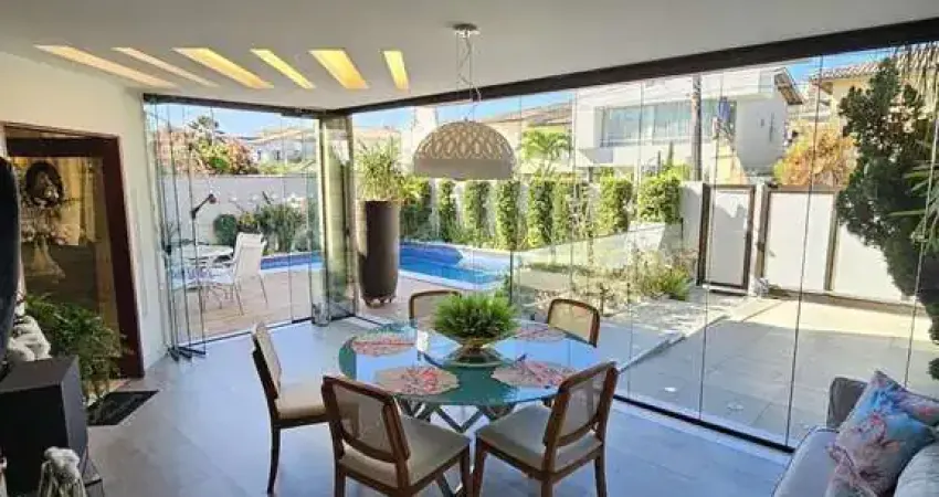 Vendo Linda casa semi-mobiliada em Villas com  320m2, nascente, reformada, 4/4, 3 suítes, 01 térrea, piscina, espaço Gourmet, jardim garagem - Villas do Atlântico - Salvador/Ba.