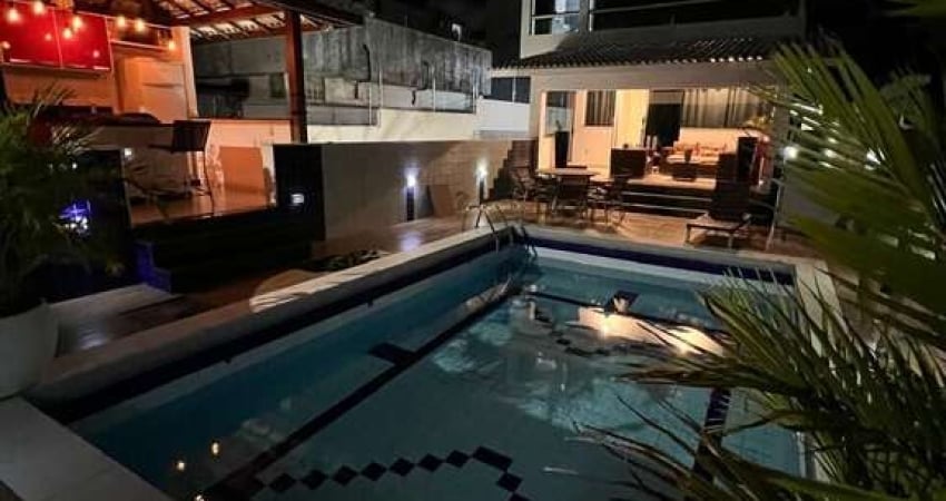 Alugo em Super Oportunidade Casa mobiliada com 570m2  com piscina privativa  espaço gourmet, 4/4 suítes, garagem - Placafor - Salvador/Ba.