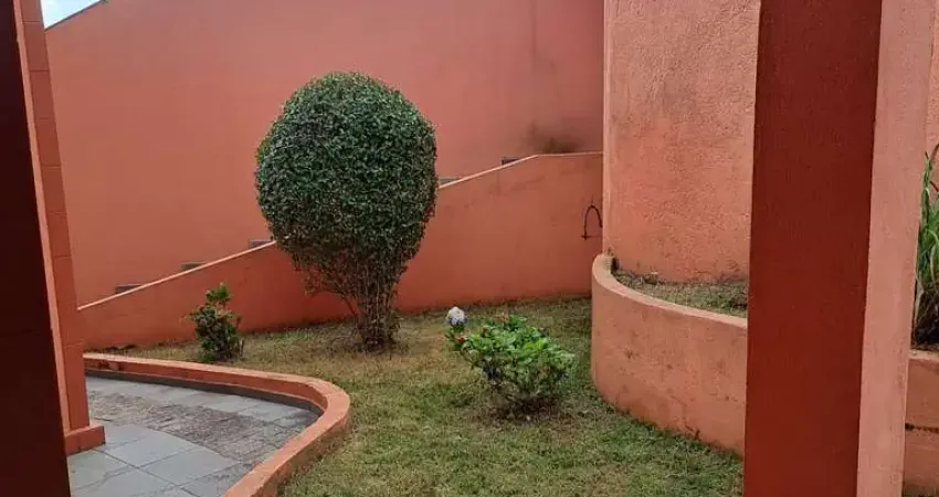 Cassa térrea de 260m² em Parque Monte Alegre - Taboão da Serra: 3 dormitórios, 1 suíte, 4 banheiros por R$1.650.000 para venda.