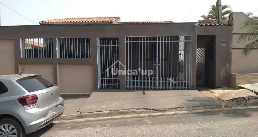 Casa terreá com edícula, sendo casa principal com 2 quartos, 1 suítes, 2 banheiro, sala, cozinha, edicula sendo 1 dorm. com banheiro, sala , cozinha , area de serviço.