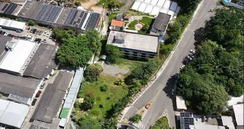 Excelente terreno à venda em Lauro de Freitas, na Estrada do Coco (beira da pista).