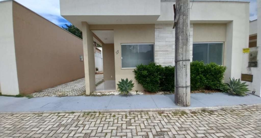Oportunidade ! Casa 3/4 sendo 1 suíte em Condomínio Fechado na região de Abrantes.