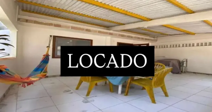 Casa aconchegante com 2 suítes, varanda e garagem,  a apenas 2 minutos da praia do Piruí, a melhor de Arembepe.