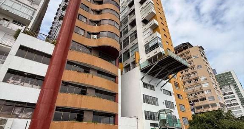 ESPLÊNDIDO APARTAMENTO NO CORREDOR DA VITÓRIA – PORTEIRA FECHADA