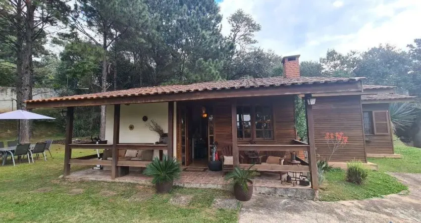 Casa estilo americano à venda na Granja Viana | 3 dorms, suíte e terreno de 1.600m² na Av. São Camilo | R$ 875.000,00