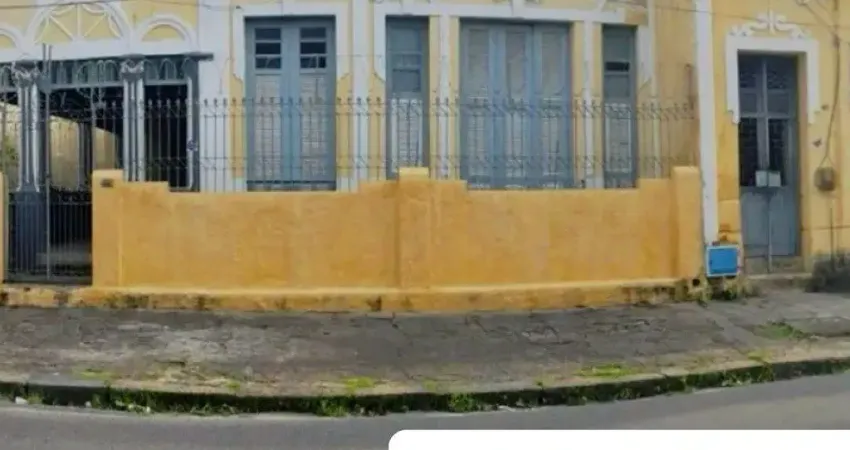 Casa com 8 Quartos e 2 banheiros à Venda no Centro, com 558m²