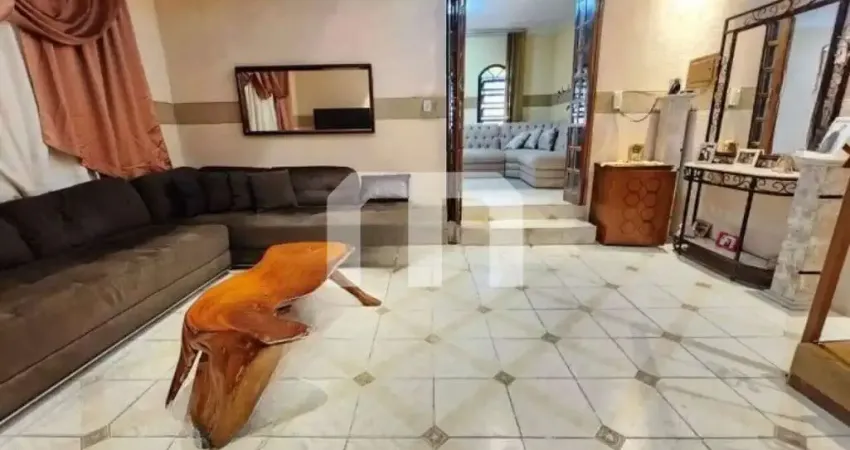 Sobrado à venda de 304 m², 3 dormitórios,1 suíte , jardim , churrasqueira e edícula, 4 vagas.