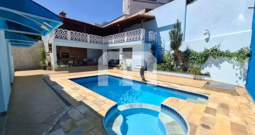 Casa térrea 600 m²  a venda com 4 suítes, 3 salas piscina, piscina, churrasqueira e 7 vagas.