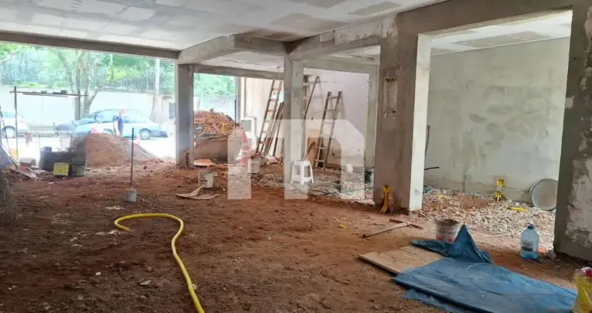 Salão comercial para venda ou locação de 180 m², 4 salas, espaço vão  livre, 3 banheiros e 3 vagas.