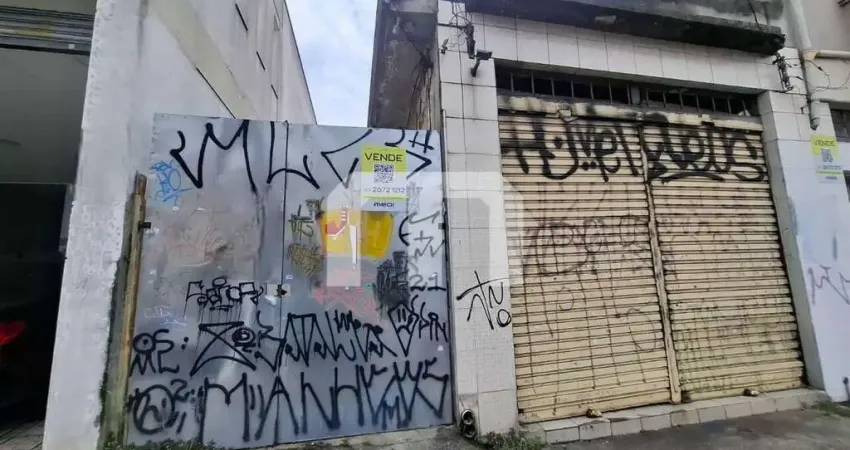 Salão comercial com 225,00 m², com vão livre, banheiro, depósito e 4 vagas