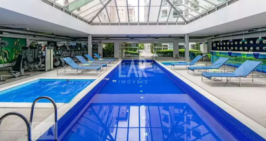 Dispõe de 2 quartos, sendo uma suíte com armários e 1 quarto transformado em closet.