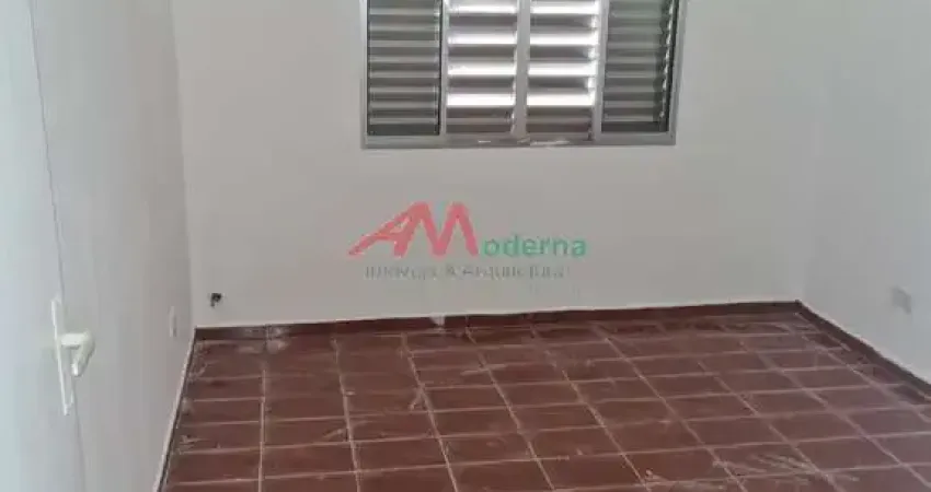 Sobrado residencial geminado, com estrutura de laje e revestimento em piso frio, oferece um ambiente aconchegante e prático para seus moradores. Composto por 02 dormitórios confortáveis e 02 banheiros