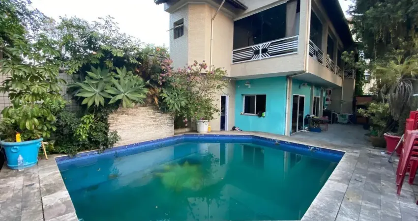 Casa de 3 dormitórios com piscina para reforma na aparecida 790mil
