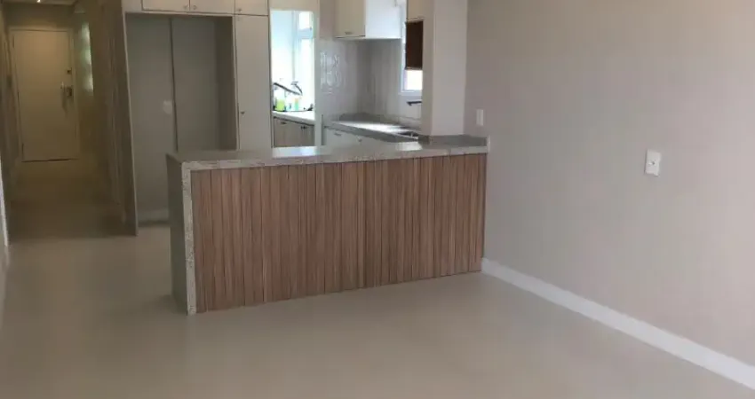 Apartamento de 2 dormitórios 93m² totalmente reformado na quadra da praia