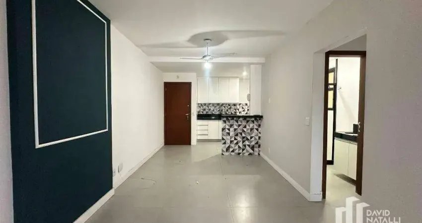 Quarto e sala à venda em santa lúcia — localização privilegiada, próximo da praia do canto.