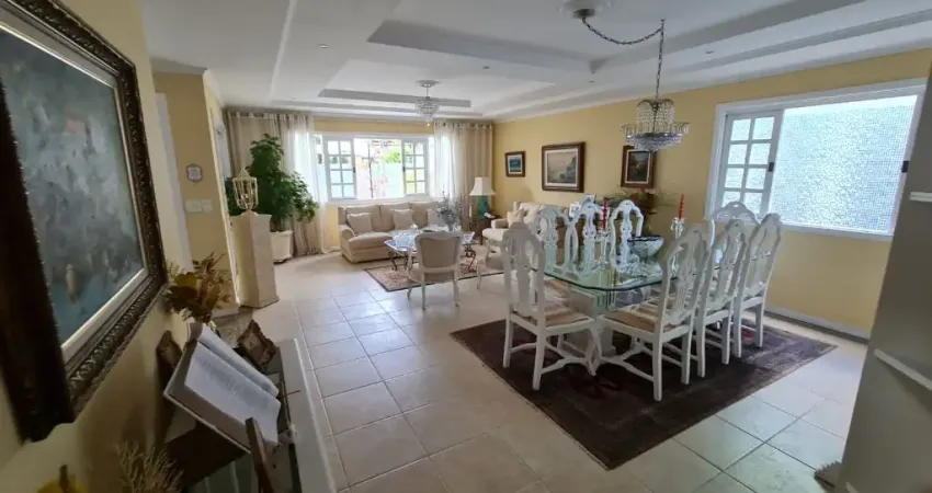 Casa Exclusiva em Condomínio Fechado em Vargem Pequena!