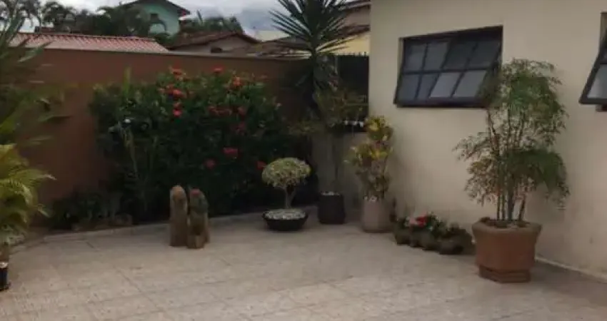 Casa com 2 dormitórios sendo 01 suíte mais Edícula completa nos fundos