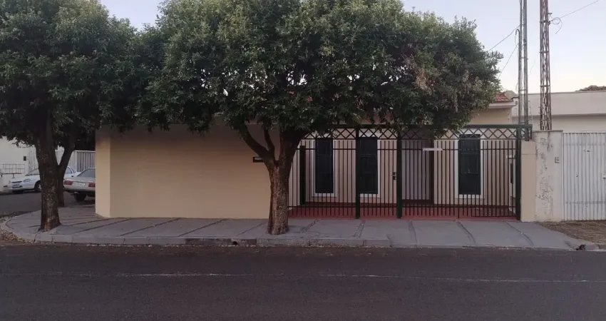 Casa Residencial no Jardim Alto Alegre, próximo ao Supermercado Porecatu, ao Furlan, a 100 metros da Avenida Nossa Senhora da Paz, excelente localização.