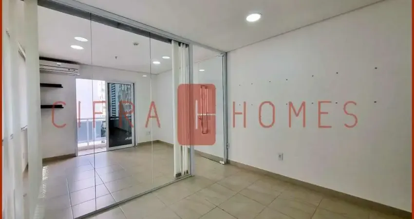 Sala muito agradável para venda ou locação, com varanda, 1 banheiro, 1 vaga de garagem, no melhor d