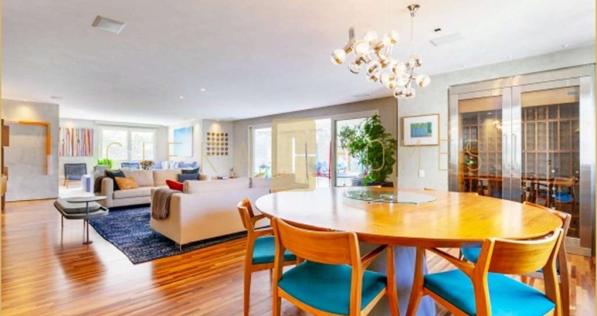 Luxuoso Apartamento de 278m² com 3 Suítes, Varanda Ampla e 3 vagas.