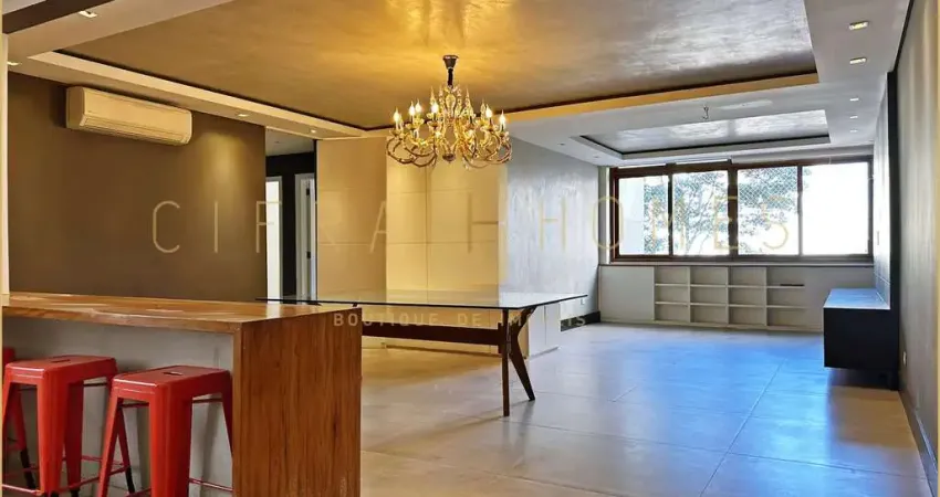 Charmoso Apartamento Reformado com 2 Suítes e Sala Ampliada em Rua Tranquila