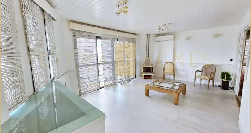 Apartamento à venda com 3 Dormitórios, 2 Suítes, reformado e com Lareira.