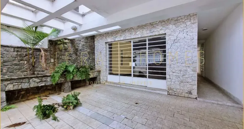 Sobrado para venda ou locação, com 5 dormitórios, 2 suítes, terraço e quintal em localização privil