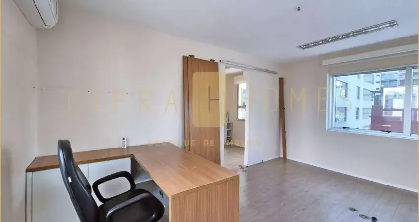 Conjunto comercial de 47 m², arejado, com ar-condicionado e portaria 24h em excelente localização.