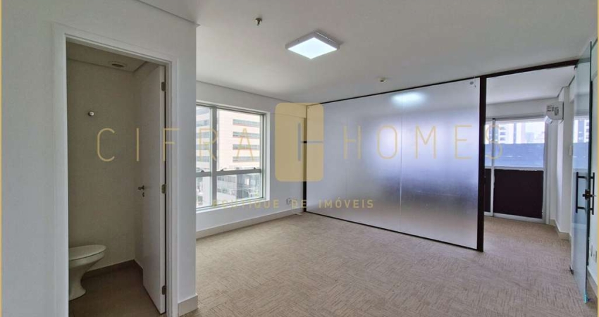 Sala comercial com 37m², com ambiente iluminado, sacada, divisória exclusiva e ar condicionado, dis