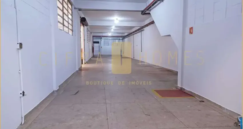 Galpão industrial disponível para locação, com 875 m², doca, entrada para carretas e escritórios eq