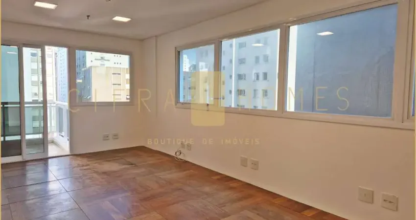 Sala comercial com 30m², para locação, nos Jardins com sacada, perto do Metrô Trianon.