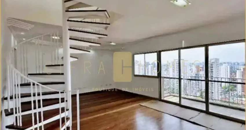 Cobertura duplex de 269m² com piscina privativa e duas suítes em região tranquila do campo belo