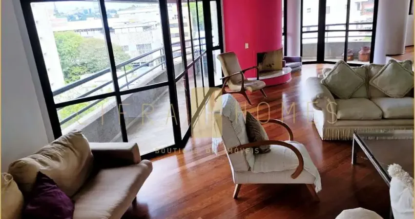 Apartamento de 200m² com três suítes, ampla varanda e quatro vagas em rua tranquila de perdizes