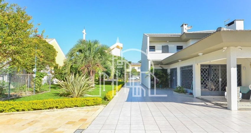 Casa com 676 m² em terreno de 1.350 m², 4 quartos sendo 2 suítes, à venda no bairro Hauer, em frente a Igreja Santa Rita de Cássia