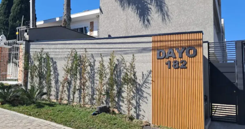 Triplex com 172 m², 3 quartos sendo 1 suíte à venda no bairro Bacacheri.