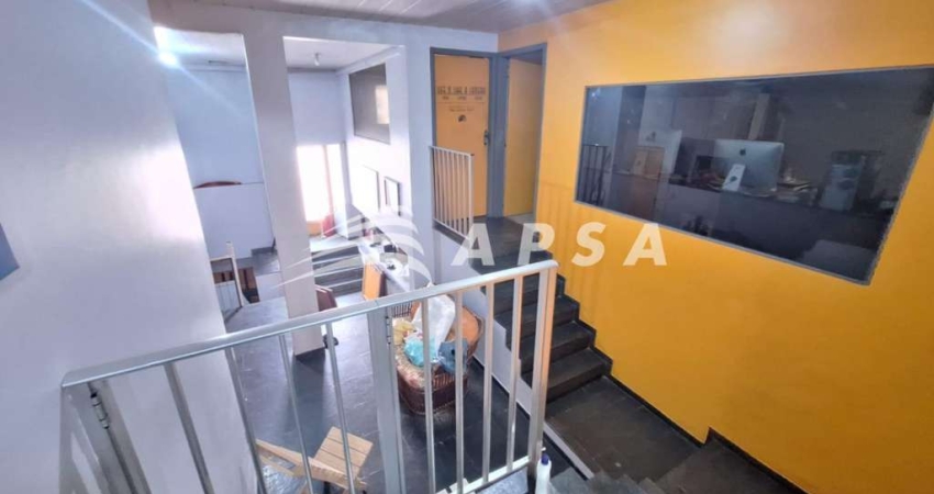 CASA COMERCIAL TRIPLEX, BEM ESTRUTURADA E SEGURA, APROX. 500M², GARAGEM PARA 2 A 3 CARROS, BEM LOCAL
