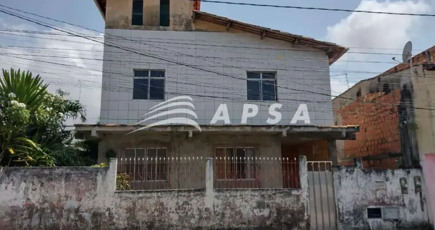 BOA OPORTUNIDADE EM ABRANTES. CASA NO 1 ANDAR, COM 90 M² , COMPOSTA POR 3 QUARTOS, SALA AMPLA E AREJ